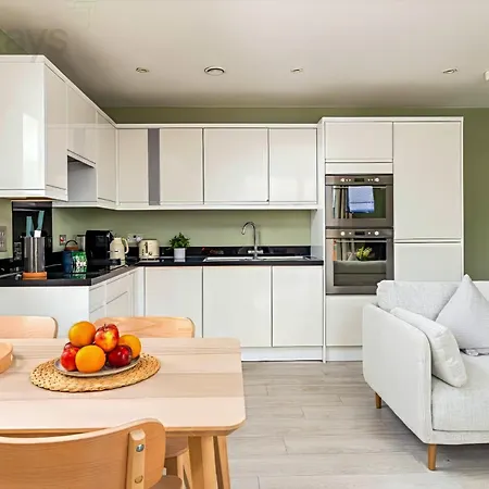 Modern 2 Bed 2 Bath Near Cabot Circus Bristol