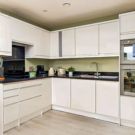 Apartment Modern 2 Bed 2 Bath Near Cabot Circus *