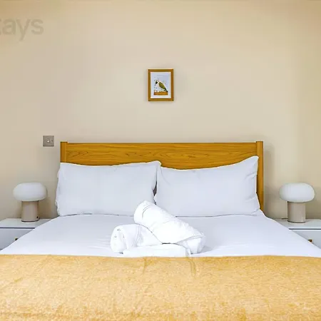 Modern 2 Bed 2 Bath Near Cabot Circus Apartment *