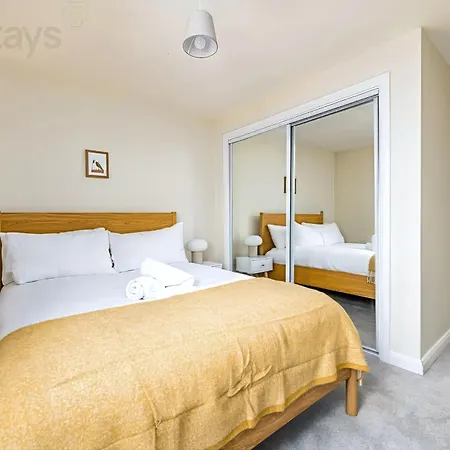 Modern 2 Bed 2 Bath Near Cabot Circus *